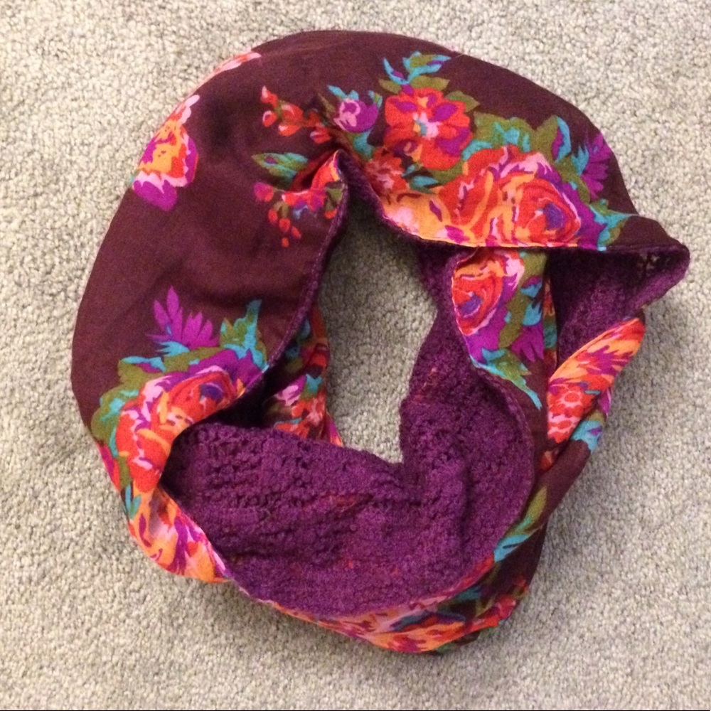 Target reversible scarf - Picture 1 of 5